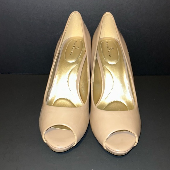 Bandolino | Shoes | New Bandolino Nude Patent Leather Peep Toe Pumps